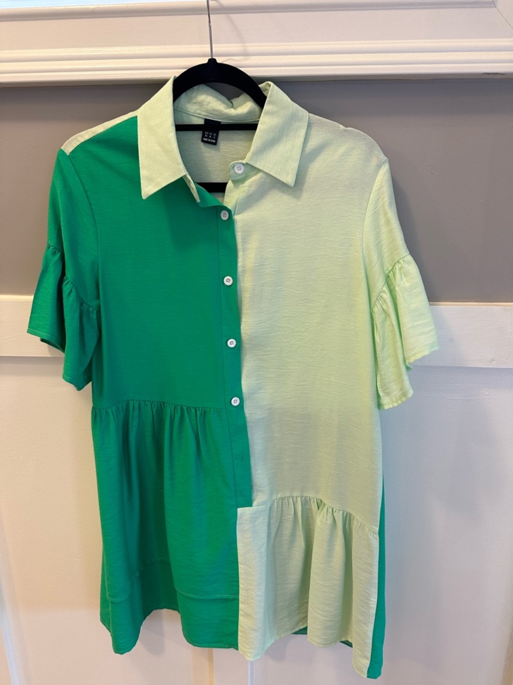 SHEIN two toned dress with flutter sleeves 
Size XS/2